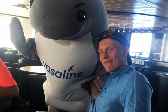 Winnipeg Jetsin maalihai Patrik Laine ehti tutustua pari vuotta sitten myös Merenkurkun laivaliikenteeseen. Seinäjoella miehen lippiksestä pulitettiin 500 euroa hyväntekeväisyyden nimissä. Arkistokuva: Wasaline