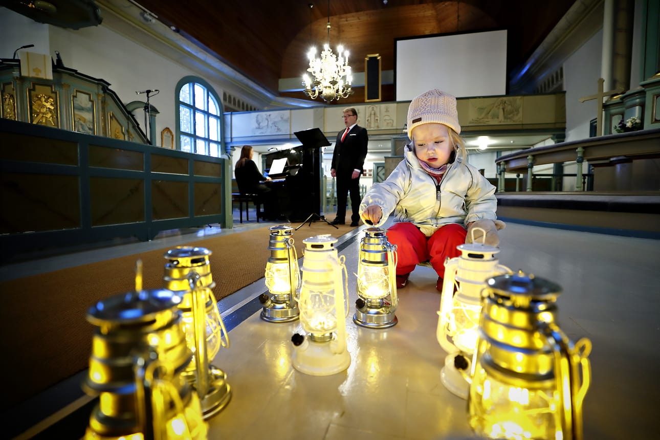 Minttu Kujanpää ihasteli kirkaana loistavia lyhtyjä Ilmajoen kirkossa jouluaaton musiikkitapahtumassa.