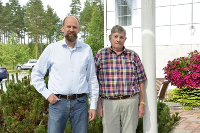 Petri (vas.) ja Esko Mäkelä haluvat pitää Mäkelä Alun alajärveläisenä. KUVA: JUHO KORPELA