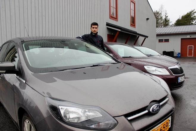 Krimonmäelle uuden autoliikkeen avaava Richard Grönfors pitää jatkuvasti tarjolla 10–20 autoa. KUVA: LOTTA KALLIO