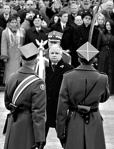 Itsenäisyysparaatiin osallistunut presidentti Lech Kaczynski ja pääministeri Jaroslav Kaczynski vetävät tiukan kansallista linjaa.