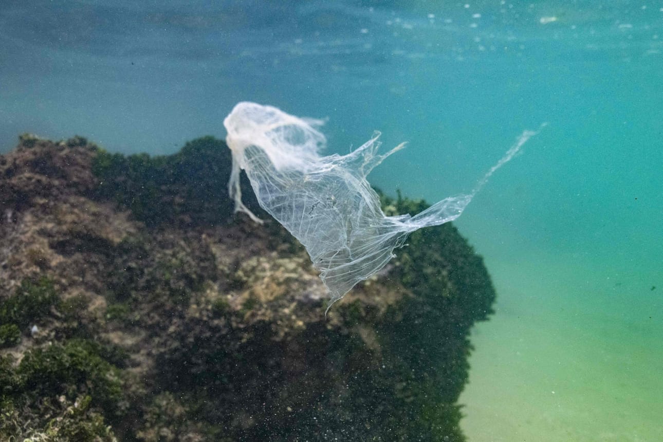 Muoviroskan määrää maailman merissä on yliarvioitu, mutta toisaalta roskamäärän väheneminen käy hitaammin kuin aikaisemmin on arvioitu, selviää tutkimuksesta. LEHTIKUVA/AFP
