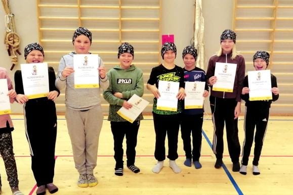 Alajärven Myllykankaan koulun taitavat pyöräilijät kuvattuina koululla. Nella Winter, Amalia Hirvelä, Eemil Haapa-aho ja Oskari Hirvelä pyöräilivät ykkösjoukkueessa ja lähtevät ensi kevään SM-kisaan. Kakkosjoukkueessa fillaroivat Hilda Hakala, Ilona Mikkola, Justus Luoma ja Lauri Kaarlela. KUVA: JARI NEVANPERÄ