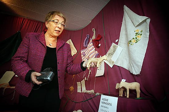 Maija Jaakola Kempeleestä esittelee miehensä Aarne Jaakolan isältään perinnöksi saatuja keskeneräisiä puuhevosia. Ehkä ne päätyvät puolitekoisina lapsenlapsille.