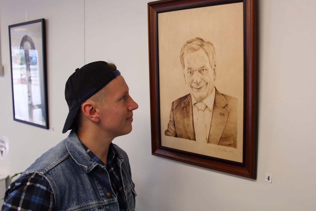 Niilo Kytölä ja presidentti Sauli Niinistön muotokuva.