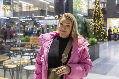 Oululainen Tiina Candelin vei laukkunsa kirpparille, alkoi katua ja haki sen takaisin – Tutkija kertoo, mitä käsilaukku paljastaa ihmisestä