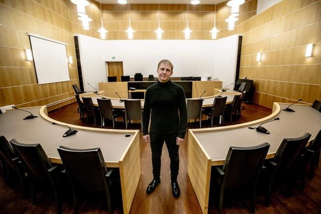 Laamanni Riku Jaakkolalla ei ole hinkua pois Seinäjoen käräjätalosta, mutta mahdollisuus johtaa perustettavaa Tuomioistuinvirastoa kiehtoo. Hinnalla millä hyvänsä hän ei sinne halua. KUVA: JAAKKO ELENIUS