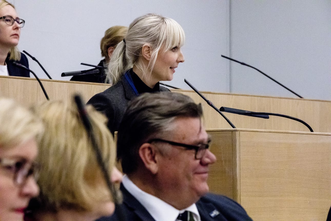 Laura Huhtasaari (ps) olisi suonut ulkoministerin salkun Terholle.