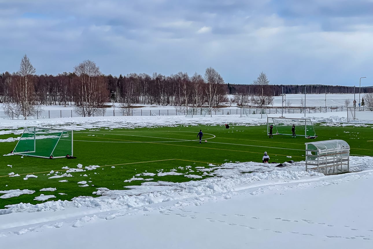 Kuusamon urheilukenttä oli vielä osittain lumen peitossa toukokuun ensimmäisellä viikolla. Perjantaina alkuiltapäivästä kentällä näytti olevan nuorisoa harrastamassa. FC PaKan edustusjoukkueen ensimmäinen kotiottelu on edessä viikon kuluttua lauantaina.