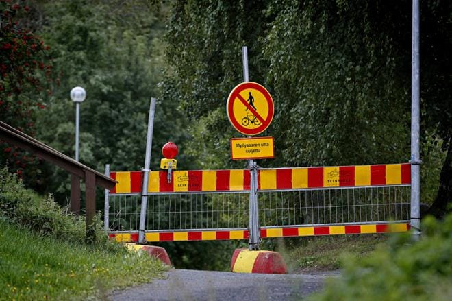 Ulkopuolinen asiantuntija totesi sillan niin huonokuntoiseksi, että kaupunki päätti laittaa sen käyttökieltoon. Jos kaikki menee suunnitelmien mukaan, uusi silta on valmis ensi kesänä. KUVAT: KARI LÖFHJELM