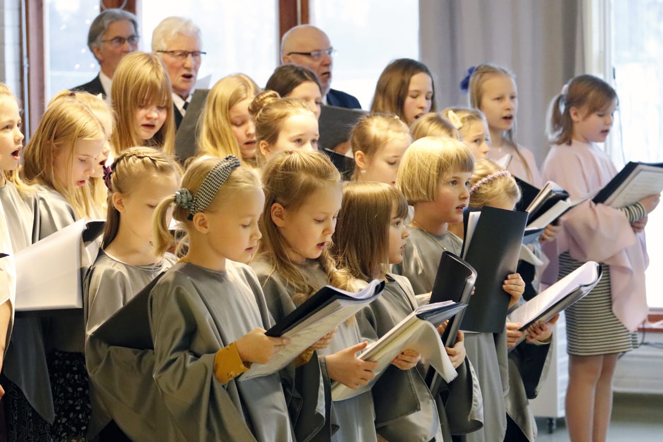 Lapsikuoro Stellat ja Rantsilan veteraanikuoro saivat väen liikuttumaan laulaessaan yhteiskuorona Vetetaanin iltahuudon.