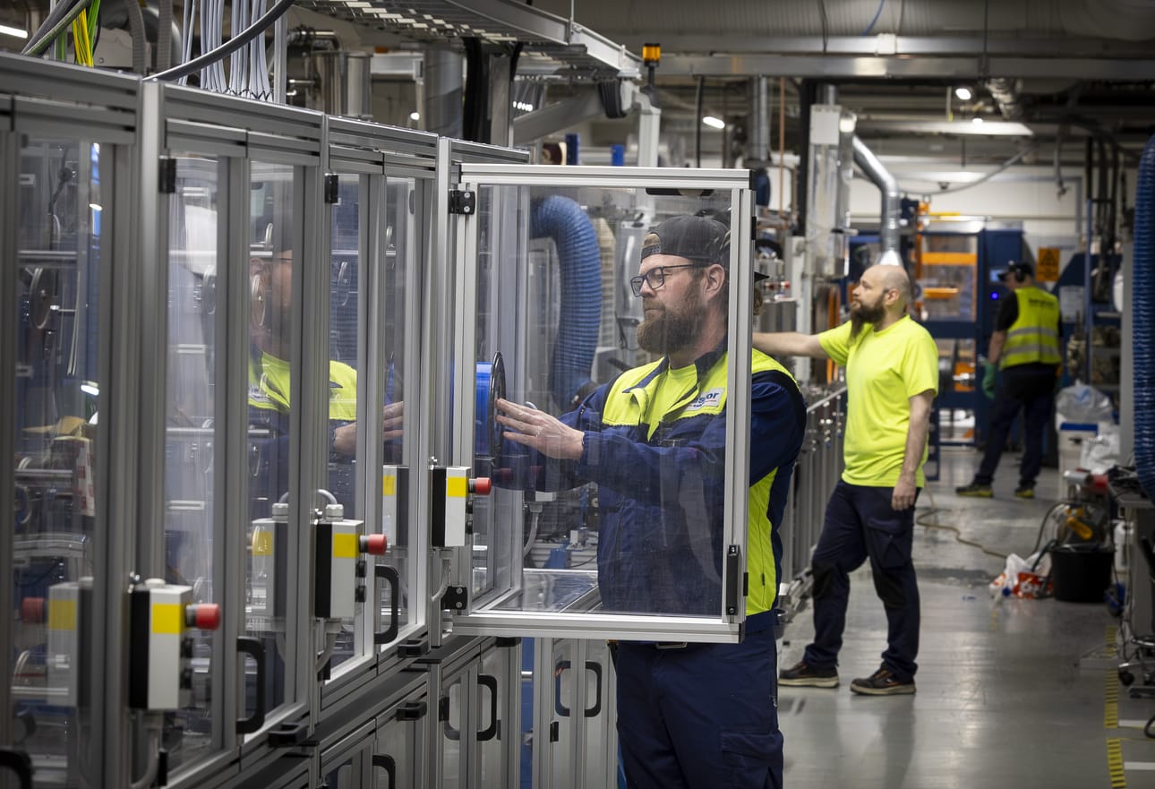 Nestor Cablesin valokaapelien tuotannossa työskentelee Oulun tehtaalla noin 50 henkilöä. Kuvassa etualalla tuotanto-operaattori Timo Vimpari, takana tuotanto-operaattori Miika Kujala.