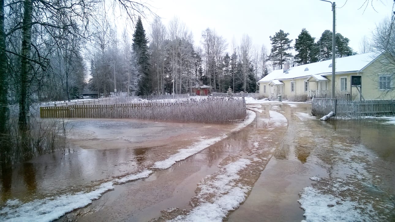 Kreivinsaaren päärakennuksen saartoi tulvavesi. Kuva: Erja Laukkanen