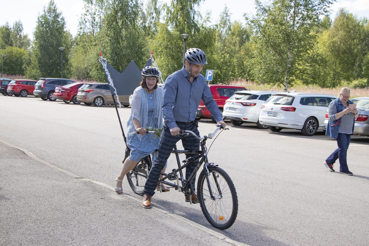 Rouva oloneuvoksen kyltillä varustettu tandem kuljetti eläkkeelle jäävän koulutusjohtaja Hannele Siekkisen ansaitulle vapaalle. Uusi koulutusjohtaja Marko Parhiala sai kunnian toimia menopelin ohjaajana ja etupolkijana.