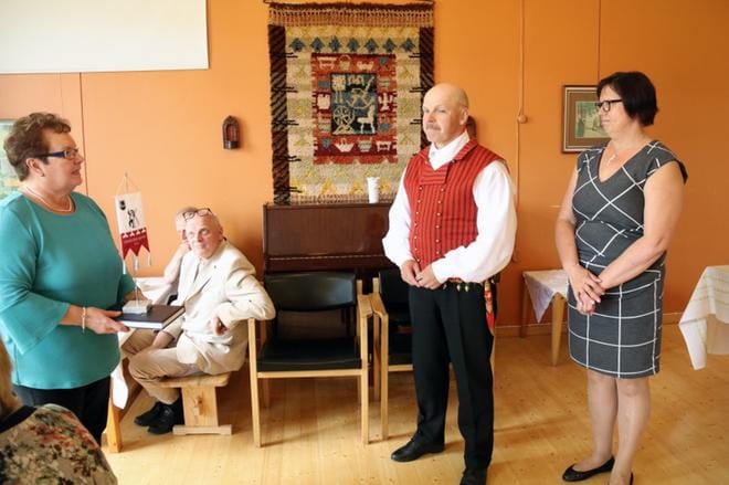 Retkellä Vuoden häjyylykylään Sisko Poltto luovutti huomionosoitukset maamiesseuran puheenjohtajalle Antero Hautalalle ja naisosaston johtokunnan jäsenelle Anne Hautalalle. KUVAT: ANU NAHKALA