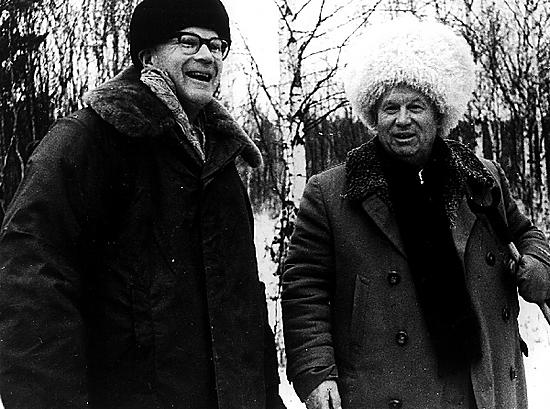 Presidentti Urho Kekkonen ja neuvostojohtaja Nikita Hrutev turvautuivat karvalakkeihin Neuvostoliittoon suuntautuneella <br>metsästysretkellä vuonna 1963.