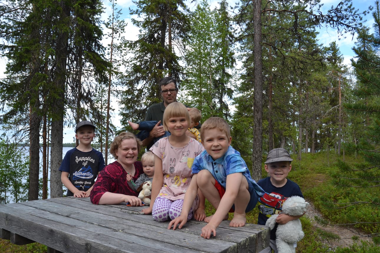 Kurtin perheessä Suviseuroja odottavat kaikki, erityisesti lapset Onni (oik.), Juho-Pekka, isänsä Vesan sylissä oleva Aapeli, Pilvi, äitinsä Pirtan sylissä oleva Olavi sekä Heikki.