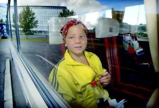 Maistuva pakkopulla. Sini Heikkilä käyttää turvavyötä linja-autossa, mikäli vyöt bussista löytyvät. Pakollisuus on 11-vuotiaan kesälomamatkaajan mielestä pelkästään hyvä asia.