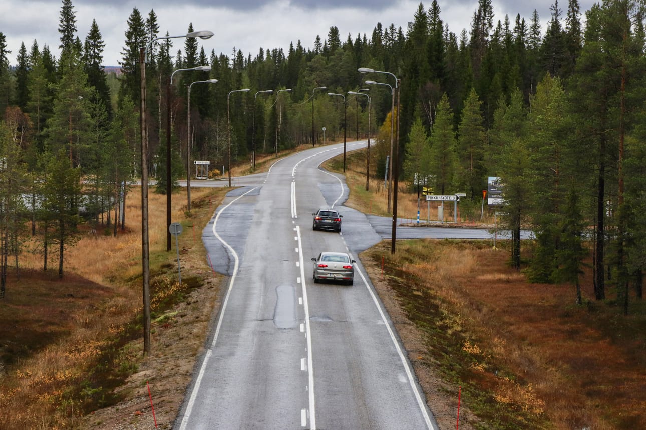 Kirjoittaja pohtii Syötteelle suunnitellun kiertoliittymän tarpeellisuutta. Kuvassa näkymää Syötekyläntieltä.