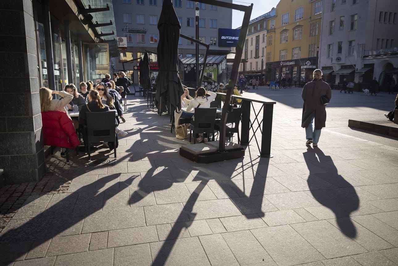 Ihmiset nauttivat Oulussa kevään lämpimimmistä päivistä. Pääsiäisviikonlopun alle sattuneet lähes kesäiset päivät eivät kuitenkaan kestä viikonloppuun saakka, vaan luvassa on paluu lähelle tavanomaisia lämpötiloja.