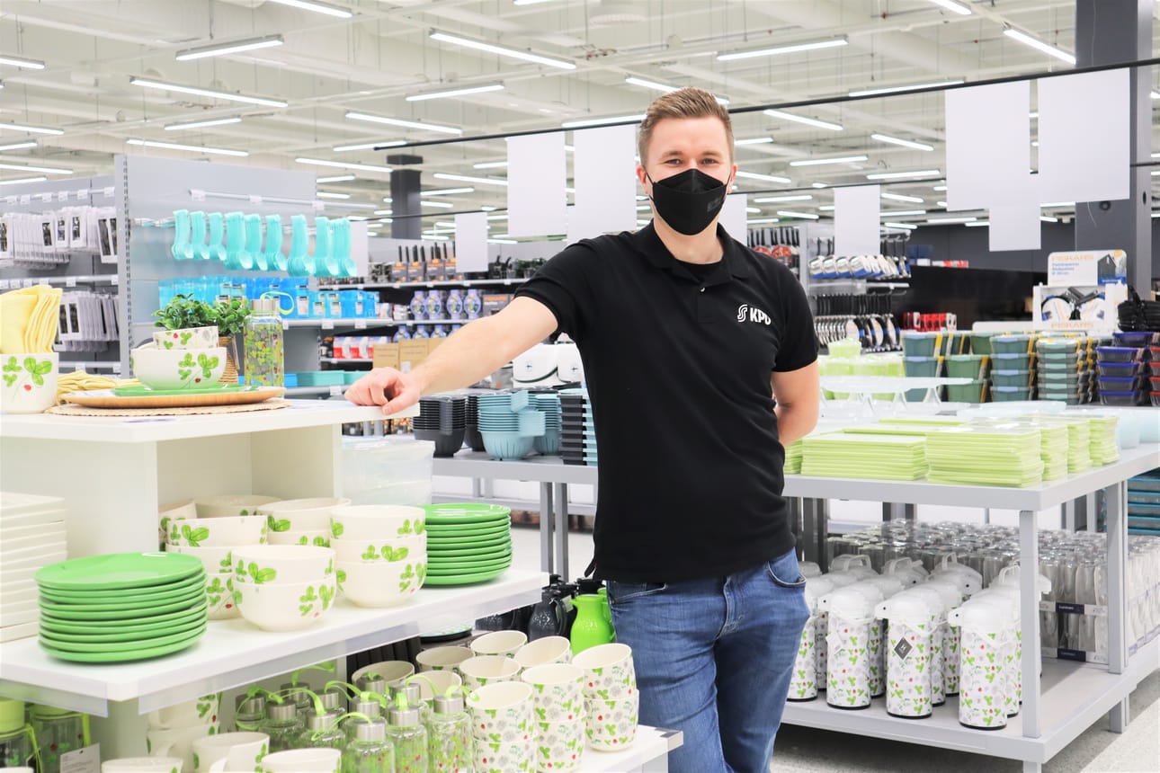 Prisma-johtaja Markku Aspfors sanoo, että paljon tavaraa on jo tullut uuteen Prismaan, mutta paljon on vielä tulossa. Kauppareissu uudessa hypermarketissa käy päivän kävelylenkistä, sillä tilat ja välimatkat osastojen välillä ovat isot.