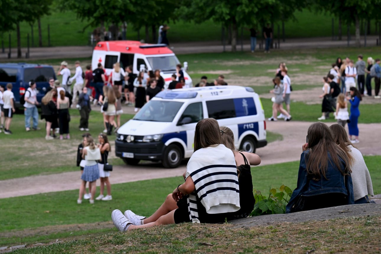 Helsingissä poliisi tyhjensi Kaivopuiston juhlijoista yleisen järjestyksen ja turvallisuuden takia myöhään lauantaina. LEHTIKUVA / Jussi Nukari
