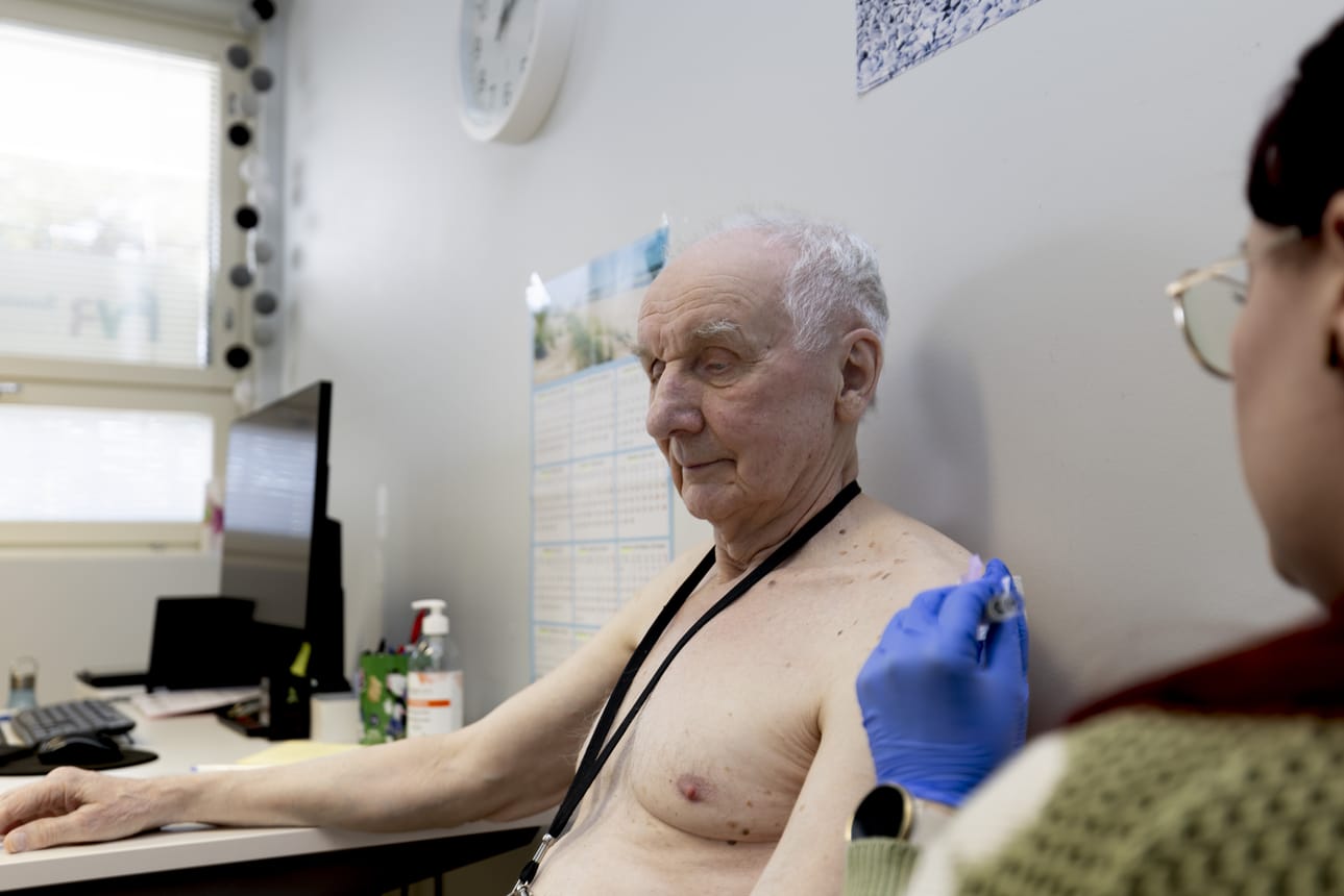 Topi Hyötylä osallistui Oulun rokotetutkimusklinikalla rokotetutkimukseen, jossa tutkitaan vyöruusurokotteen syy-yhteyttä pienentyseeseen dementiariskiin. Tutkimushoitaja Pilvi Tahkola antoi rokotteen.