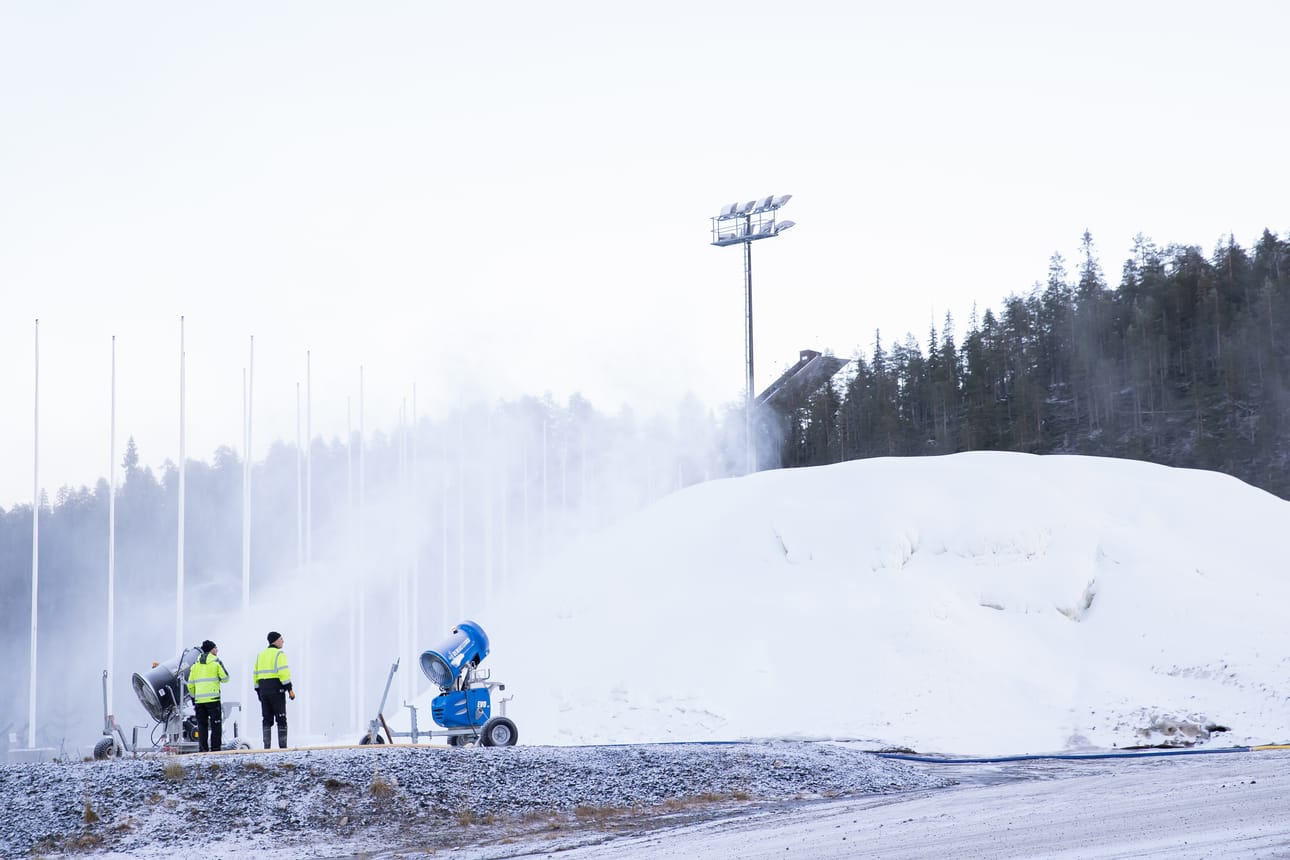 Kuusamon Erä-Veikoille työskentelevät Pasi Saapunki (vas.) ja Lasse Pätsi lumetuspuuhissa. Rukan stadionin säilölumikasa kesti kohtalaisen hyvin viime kesän helteet ja syksyn lämpimät ilmat.