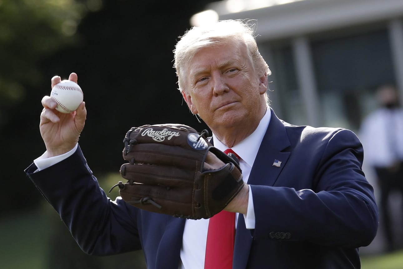 Presidentti Donald Trump valmistautuu heittoon. Menossa juhlatilaisuus pohjoisamerikkalaisen baseball-sarja Major League Basebalin (MLB) kauden avauspäivän kunniaksi.