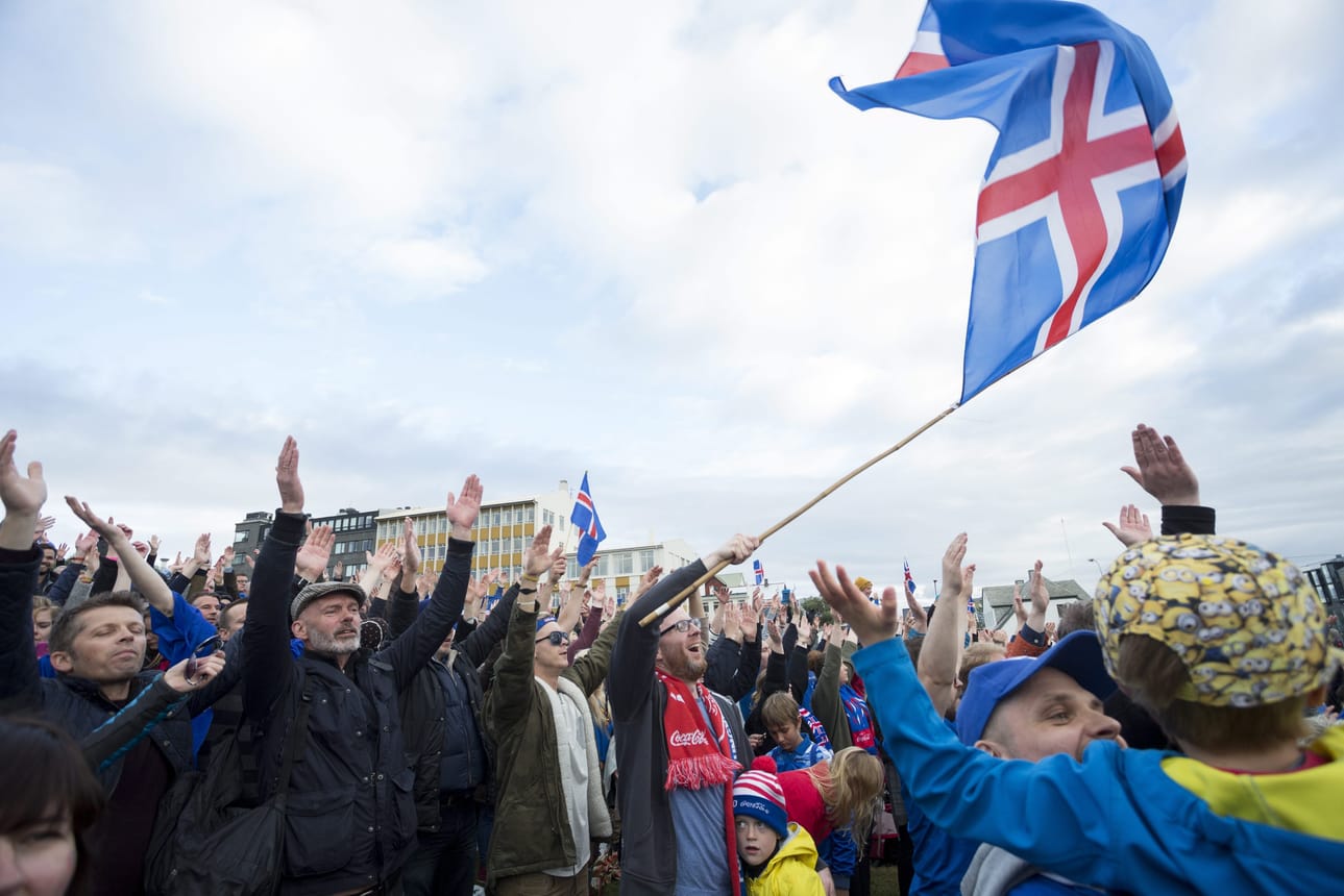 Islannin kannattajat juhlivat Reykjavikissa.