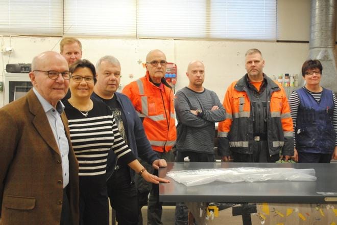 Esko, Jaana ja Juha-Matti Ahon kanssa kuvassa Muovilamin pitkäaikaisiststa työntekijöistä Jussi Pöyhölä, Tapani Akonniemi, Rauno Ruokola, Janne Huhtikangas ja Sirkka Hakanen. KUVA: EEVA-LIISA KULJU