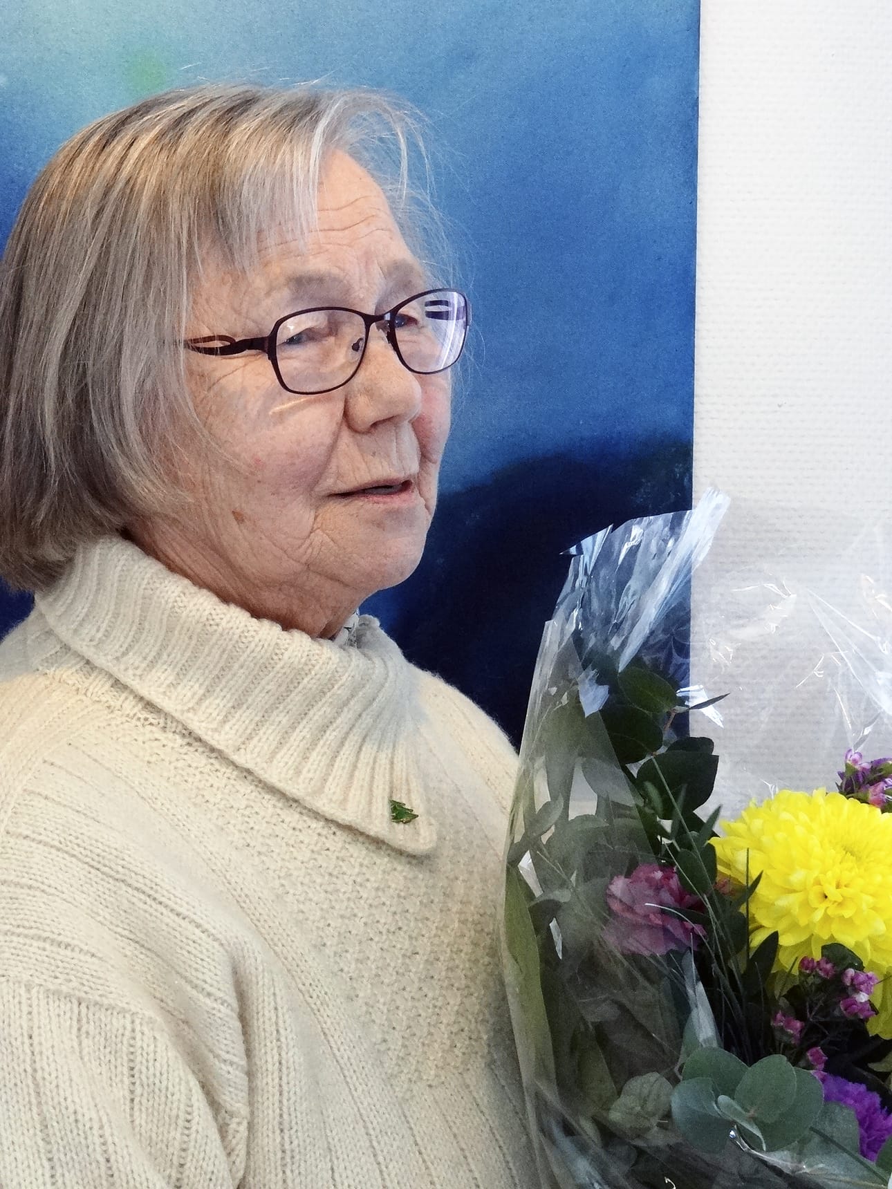 Eila Rantasuomelan yllä on hänen itsensä tekemä, rouva Aino Hällille lahjaksi annettu tikkuröijy. Hällien perinnönjaossa tikkuröijy palautui tekijälleen. "Tämä on ainakin 40 vuotta vanha", Vuoden Kellokas kertoo.
