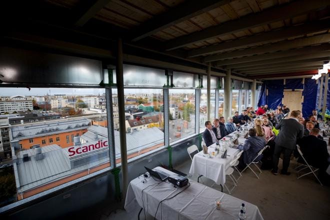 Scandic-hotellin uuden osan harjannostajaisia vietettiin torstaina Vaasan ydinkeskustassa.