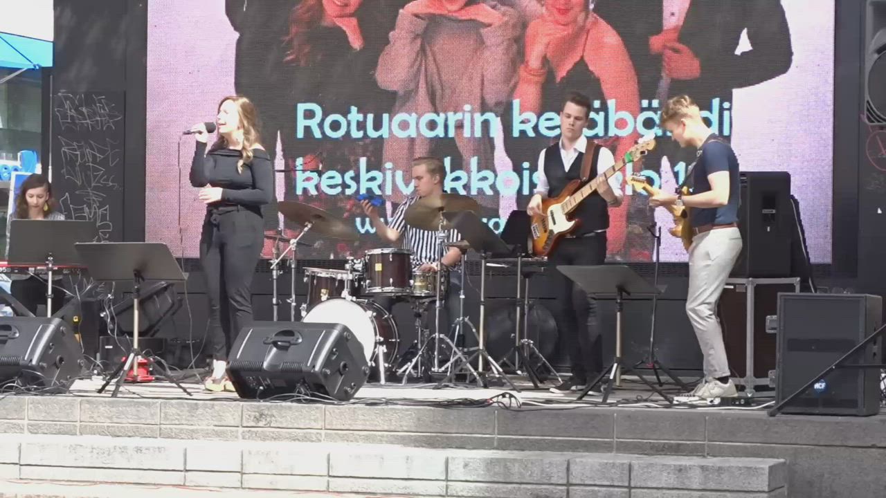 Kesäbändi esiintyy Rotuaarilla