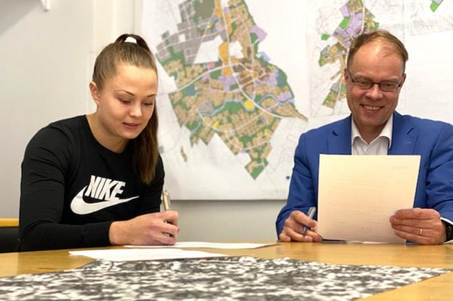 Janette Lepistö ja Alajärven kaupunginjohtaja Vesa Koivunen allekirjoittivat vuoden loppuun kestävän yhteistyösopimuksen.