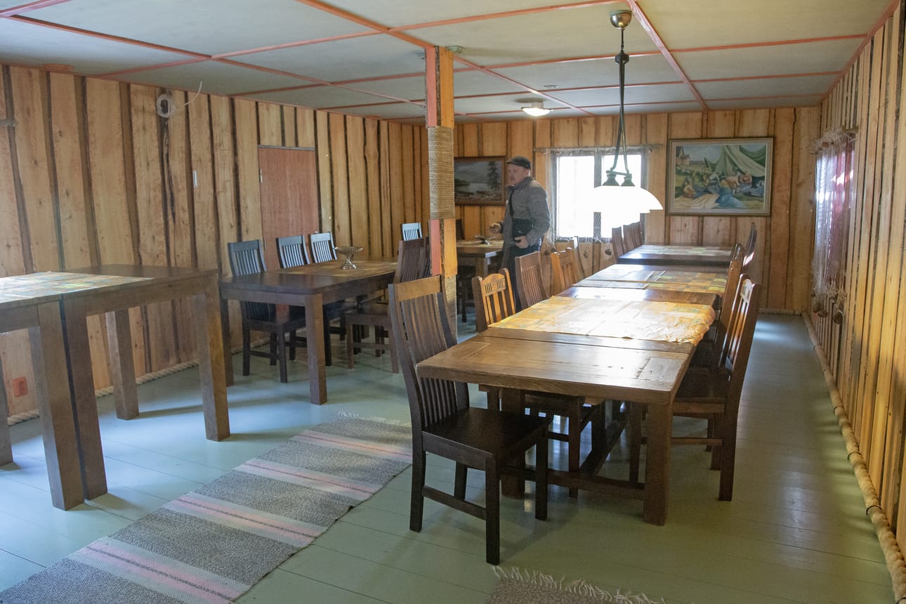 Ravintolan seinät on verhoiltu tuppeensahatulla haapalaudalla. Järeät tukit ovat kasvaneet Siikajoella, jossa ne myös sahattiin. Viimeistelyhionta tehtiin Louhualla.
