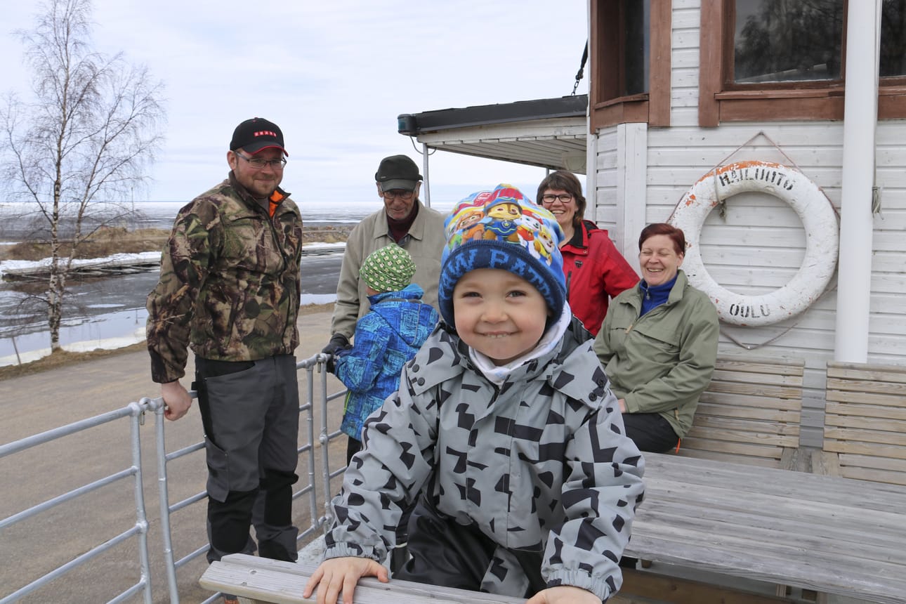 Kalle Kauppi (etualalla) on yksi Varjakan kyläyhdistyksen nousevista talkoolaisista. Taustalla vasemmalta Tomi ja Topi Kauppi, Eino Korkala, Heli Greus ja Eeva Kauppi.