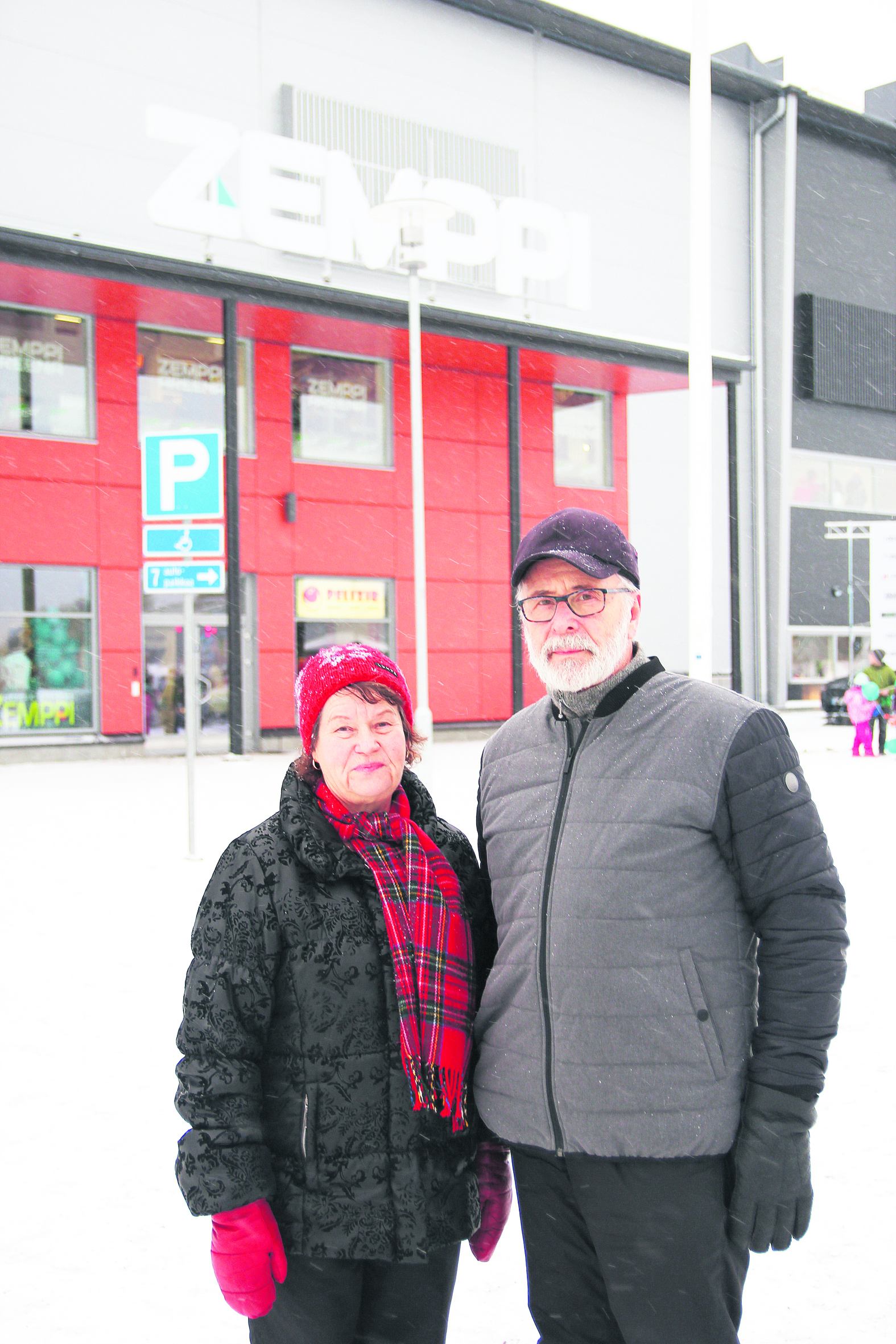 Kauko Piiroinen Anja Piiroinen muistavat ajan, kun Zempin kohdalla kasvoi peltoa, eikä ollut moottoritietäkään saati Zeppeliniä.