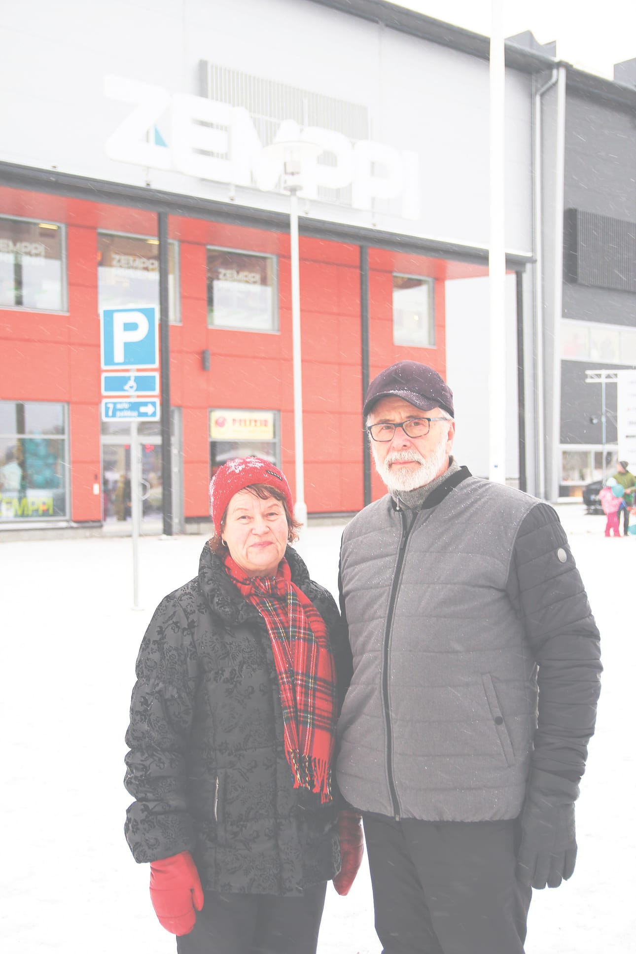 Kauko Piiroinen Anja Piiroinen muistavat ajan, kun Zempin kohdalla kasvoi peltoa, eikä ollut moottoritietäkään saati Zeppeliniä.