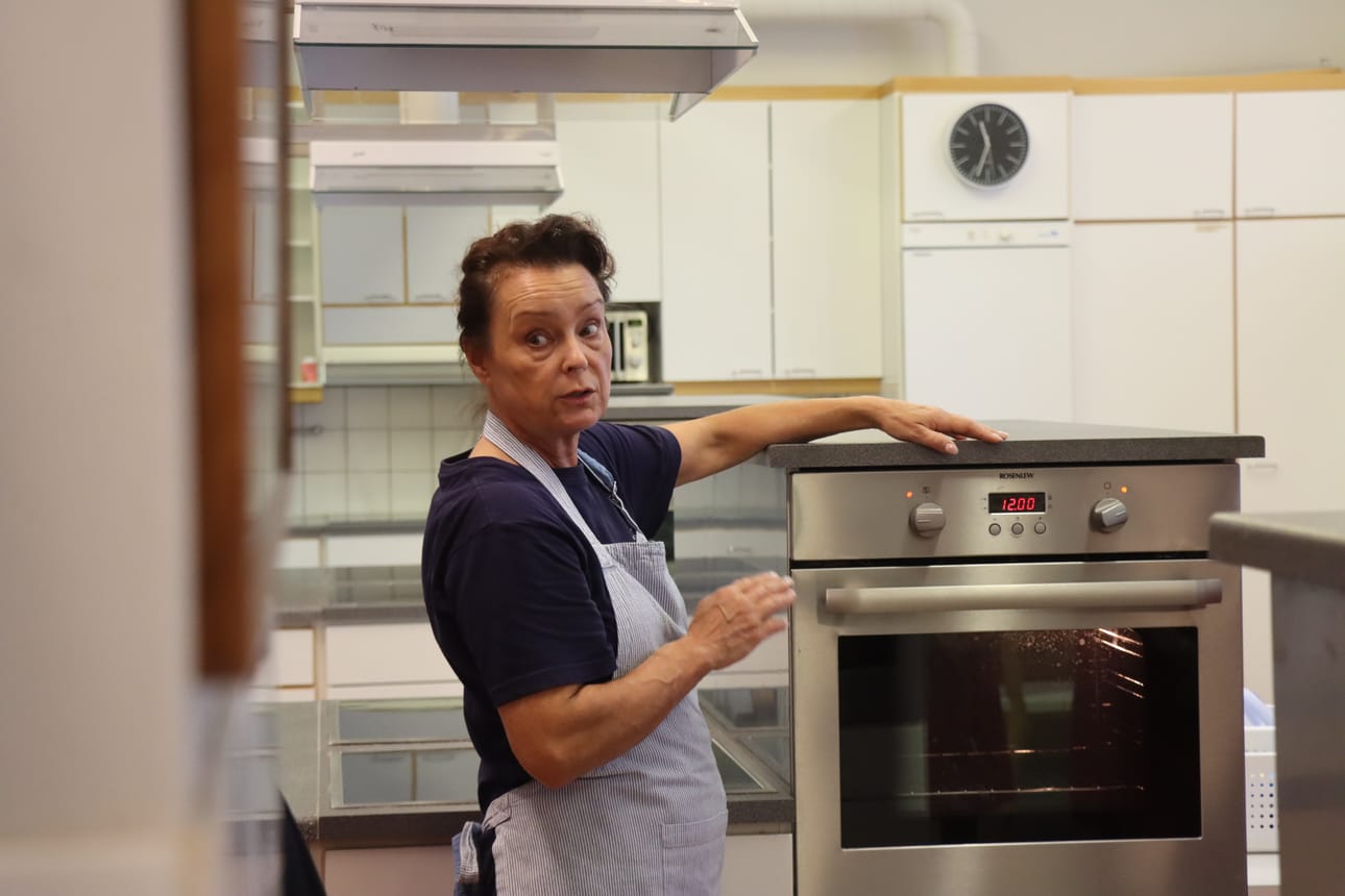 Nina Grangärd opastaa oppilaitaan uunin käytössä.