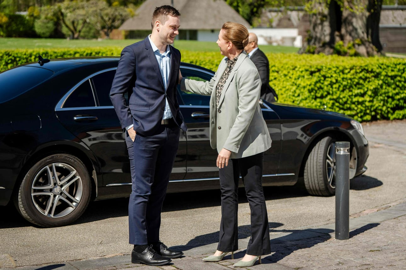 Grönlannin uusi pääministeri Jens-Frederik Nielsen (vas.) tapasi sunnuntaina Tanskan pääministerin Mette Frederiksenin Marienborgissa. LEHTIKUVA / AFP