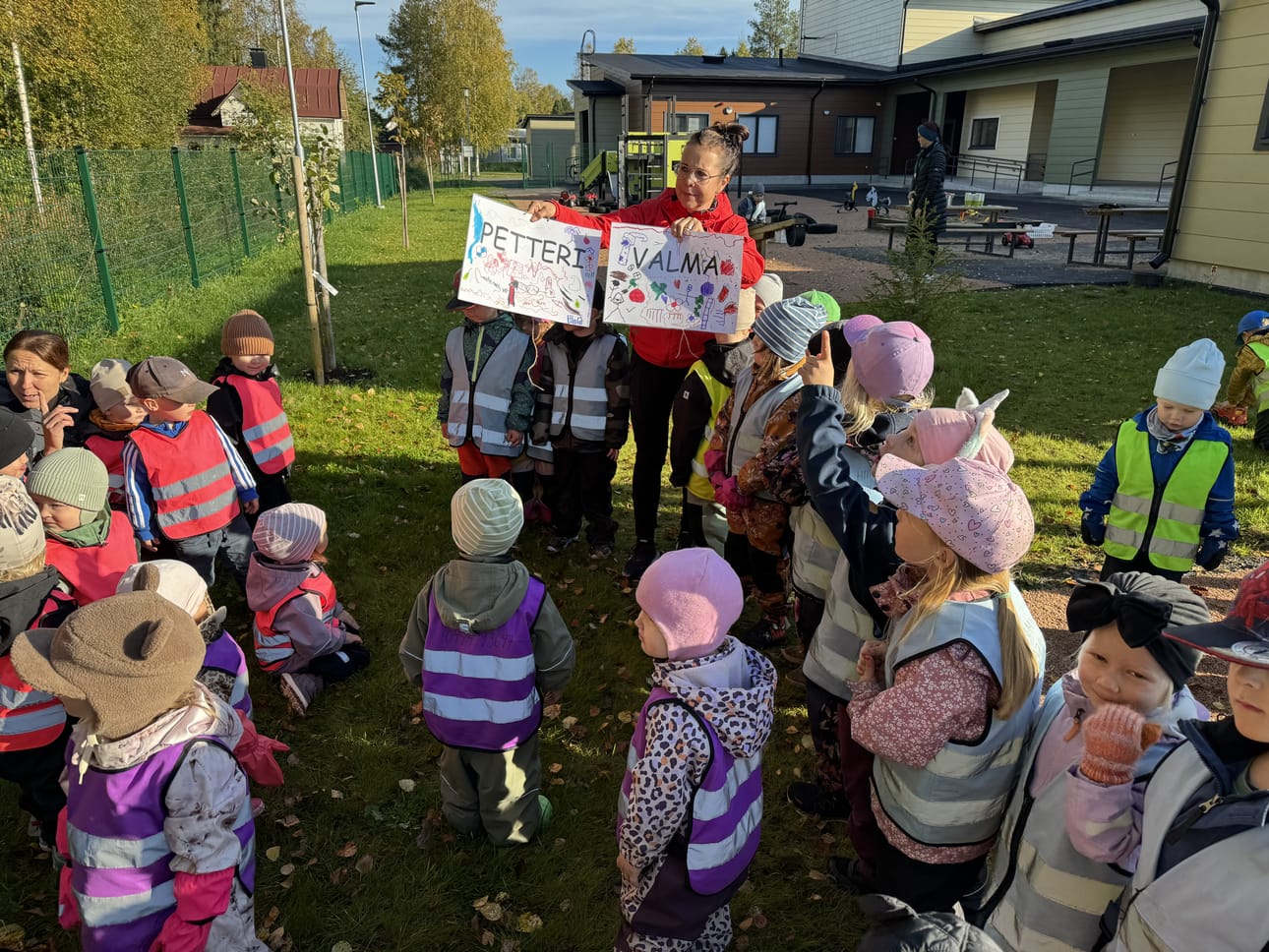 Hiirenmutkan päiväkodissa juhlistettiin lahjoituksena saatujen omenapuiden nimijuhlaa.