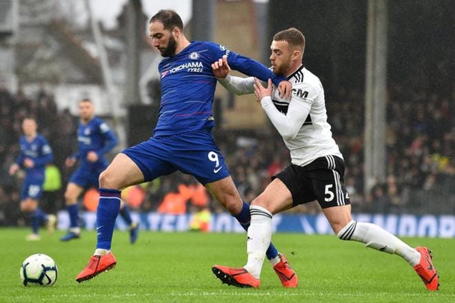 Chelsean Gonzalo Higuain onnistui pelin 20. minuutilla Fulhamin puolustaja Calum Chambersin estelystä huolimatta. Chambers maalasi kahdeksan minuuttia myöhemmin pallon Chelsean verkkoon. Kuva: Glyn Kirk/AFP
