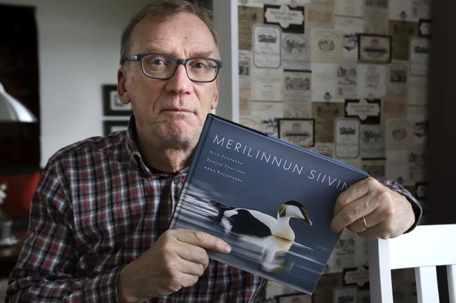 Luontokuvaaja Benjam Pöntinen on seikkaillut vuosia myös rannikon luonnossa merellä. Merellisestä luonnosta ja merilinnuista syntyi lopulta teos yhdessä kuvaajaystävien kanssa. KUVA: JARI E. HAKALA