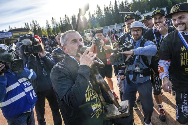 Vuosien odotus oli Kaupin kentällä sunnuntaina. Poika on Matti Iivarisen syleilyssä, oikealla virnuilee Tuomas Jussila. KUVA: ANA HAAPASALO