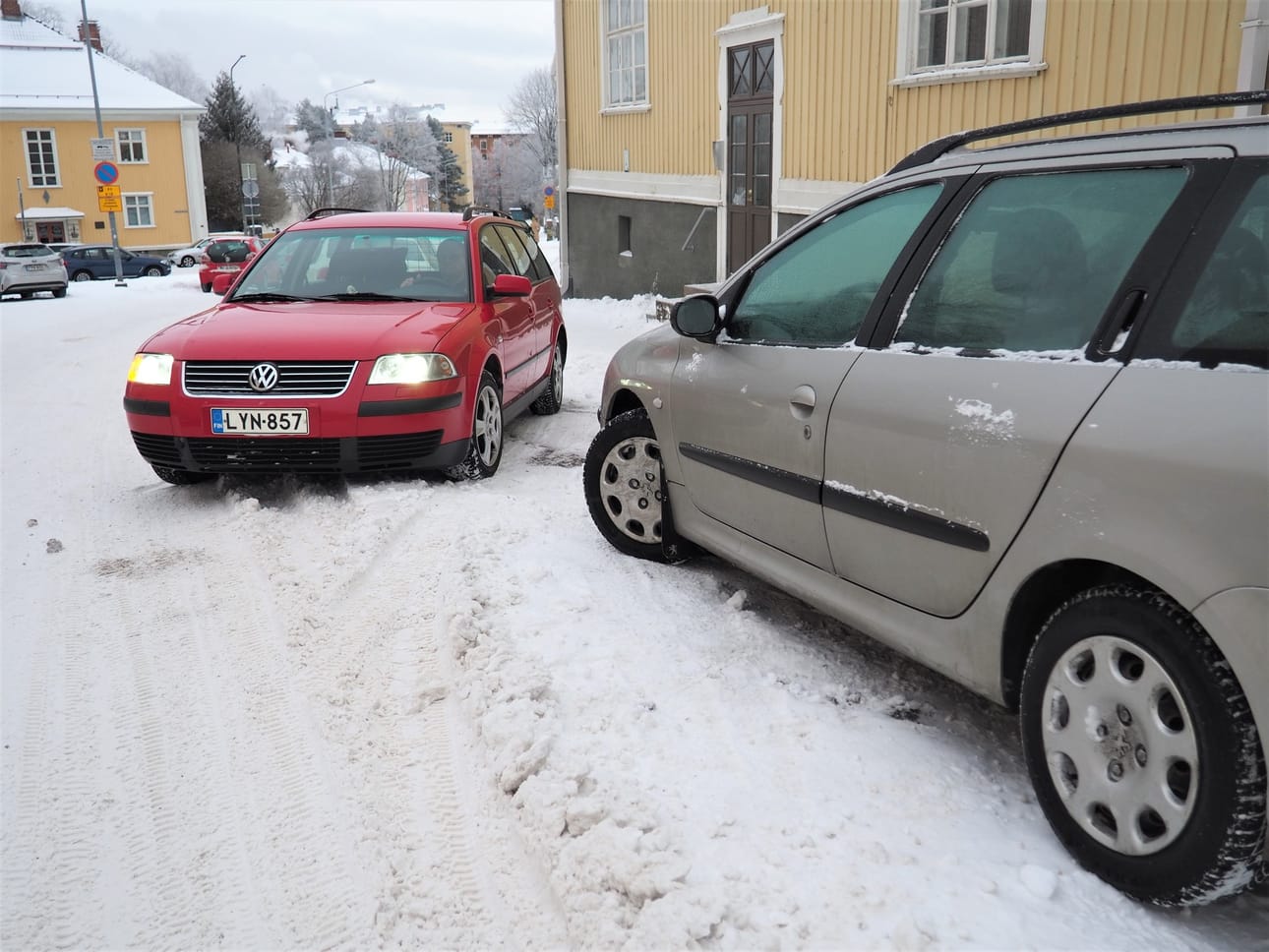 Lumivalli, liukas alusta ja tulosuunnassa takana kaartuva katu vaikeuttavat palaamista kadulle, jos auto on pysäköity kadun vasempaan reunaan keula "väärään suuntaan". Kuljettaja joutuu kääntämään päätään toden teolla nähdäkseen taakse.