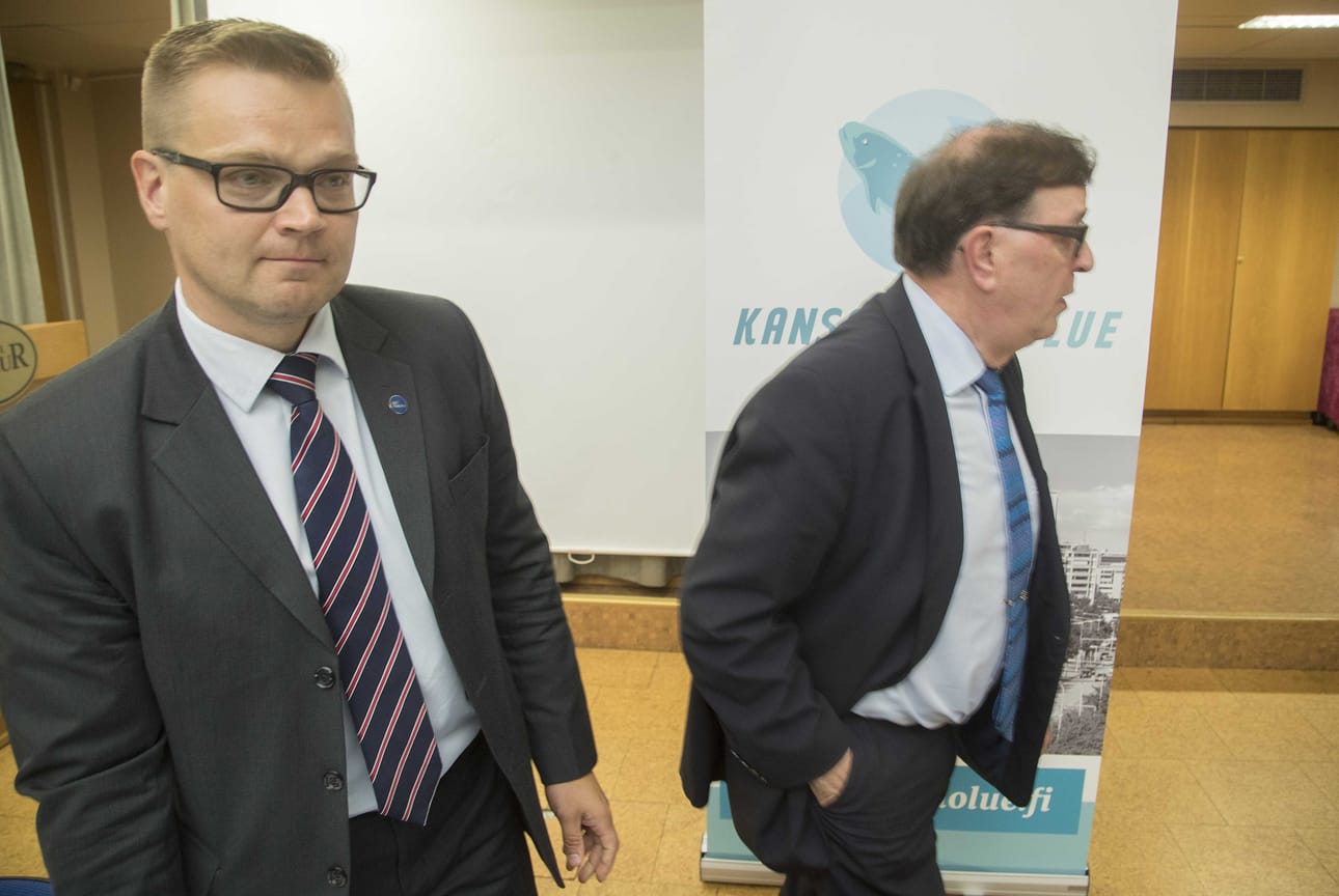 Kansanedustaja Paavo Väyrynen (oik.) on riitautunut eduskunnassa edustamansa puolueen nykyjohdon kanssa. Sami Kilpeläinen on käräjäoikeuden päättämä kansalaispuolueen puheenjohtaja. Paavo Väyrynen on toistaiseksi puolueen jäsen ja muodostaa sen eduskuntaryhmän.
