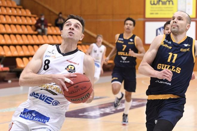 Lapuan Kobrien Justin Pierce (vas.) putosi korkealta parkettiin kaksinkamppailutilanteessa Seagullsin Tuukka Kotin kanssa. Pierce loukkaantui tilanteessa. KUVA: HEIKKI SAUKKOMAA/LEHTIKUVA