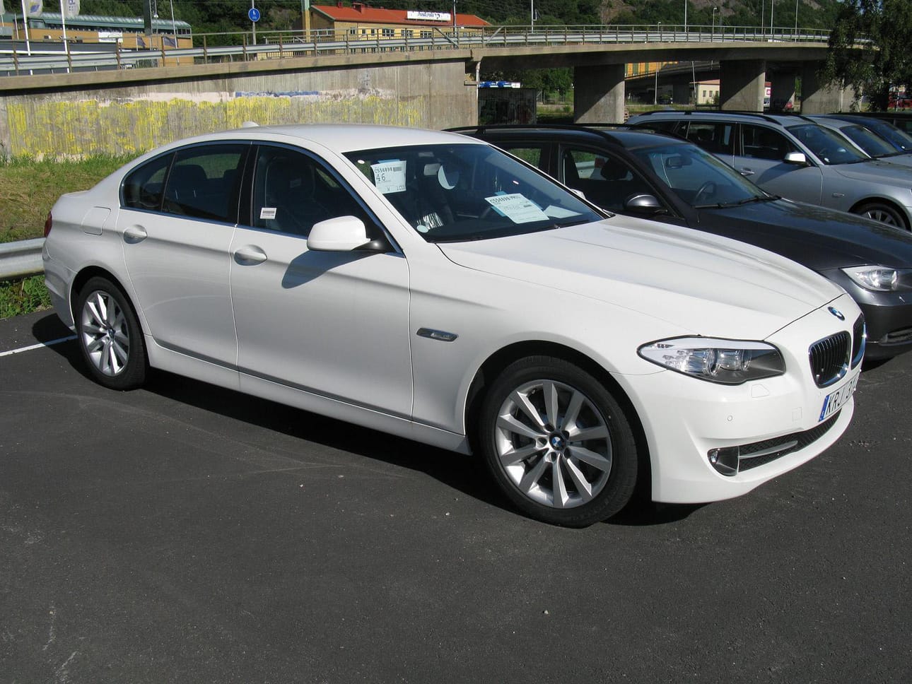 Ministerien kyydityksiin hankittiin kahdeksan kuvassa näkyvän kaltaista BMW 525d -mallin autoa. Kuva: Creative Commons/nakhon100.