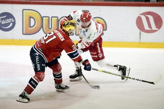 HIFK:n Eetu Koivistoinen ja Sportin Roope Talaja (oik.) kamppailivat kiekosta Liigan ottelussa perjantaina Helsingissä. Kuva: Mikko Stig / Lehtikuva